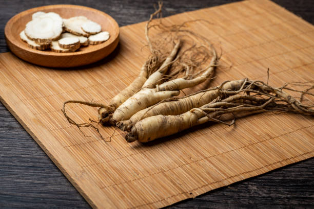 ginseng, wolfberry e jujube sono nel piatto di legno - ginseng foto e immagini stock