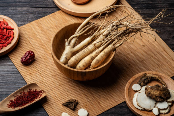 ginseng, bayas de lobo y jujube están en el plato de madera - wolfberry fotografías e imágenes de stock