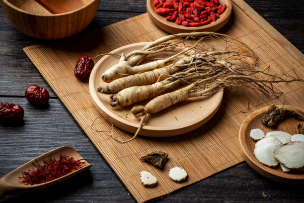 ginseng, bayas de lobo y jujube están en el plato de madera - wolfberry fotografías e imágenes de stock