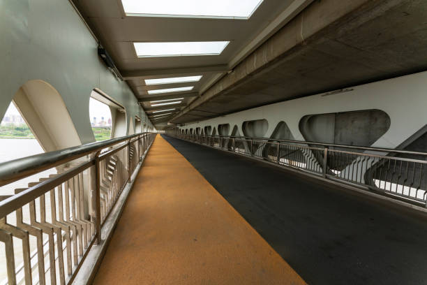 bridge, pedestrians and non-motorized vehicle lanes - 11305 imagens e fotografias de stock