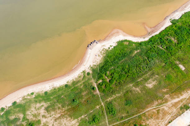 вид с воздуха на берег реки - 11334 стоковые фото и изображения