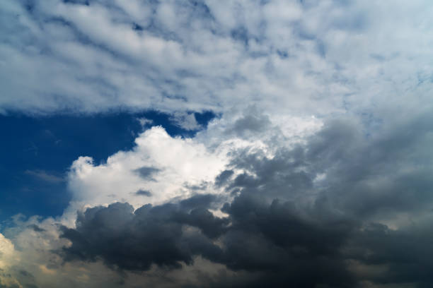 die dunklen wolken machen den himmel in schwarz. der regen kommt bald. - 11270 stock-fotos und bilder