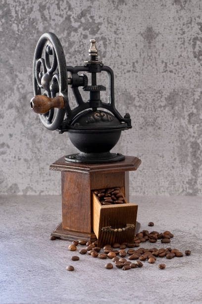 moulin à café manuel de cru avec des grains de café - coffee sack photos et images de collection