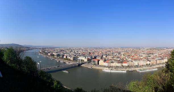 budapest, hungría - vista panorámica aérea del horizonte de budapest al amanecer. esta vista incluye la estatua de la libertad, el puente elisabeth, el palacio real del castillo de buda y el puente de las cadenas szechenyi con cielo azul - budapest aerial view royal palace of buda hungary fotografías e imágenes de stock