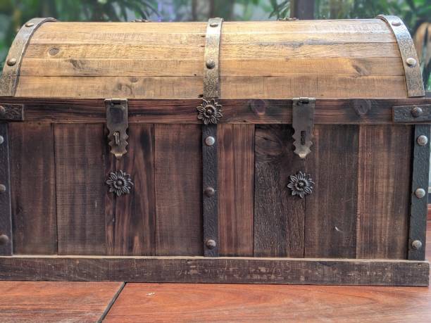 old treasure chest - trunk luggage old fashioned retro revival imagens e fotografias de stock