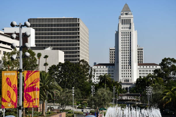 мэрия лос-анджелеса и гранд парк - los angeles city hall стоковые фото и изображения
