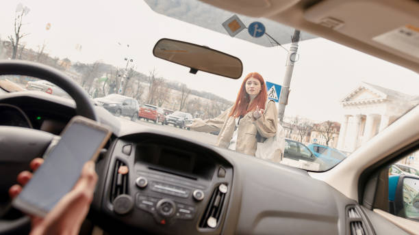 la adolescente cruzó la calle mientras el conductor distraído la atropelló, usando su teléfono móvil. concepto de tecnología y transporte - driving text messaging accident car fotografías e imágenes de stock