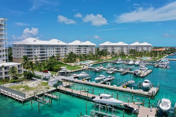 condominios en el agua - tourist resort apartment swimming pool caribbean fotografías e imágenes de stock