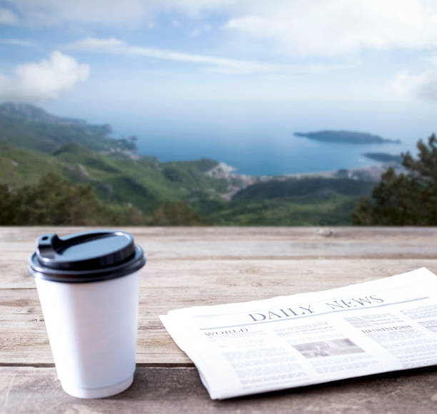 taza de café y periódico sobre la mesa del café - newspaper glasses the media reading fotografías e imágenes de stock