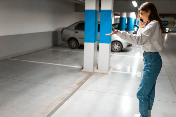 a garota depois das compras descobriu a perda do automóvel. mulher furiosa falando sobre carro desaparecido no telefone. conceito de roubo de veículos - perdidos e achados - fotografias e filmes do acervo