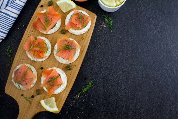 canapés de salmón ahumado con eneldo de queso crema - smoked salmon cooking copy space food fotografías e imágenes de stock
