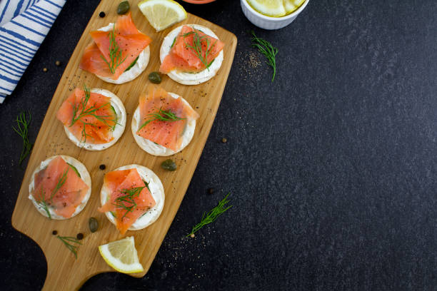 canape di salmone affumicato con aneto alla crema di formaggio - smoked salmon cooking copy space food foto e immagini stock