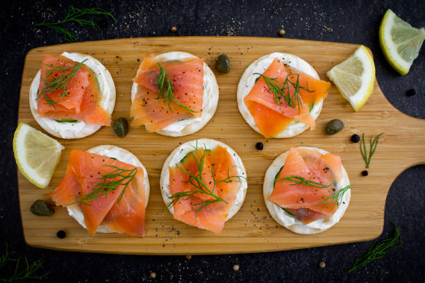 canapés de salmón ahumado. de cerca. - blini fotografías e imágenes de stock