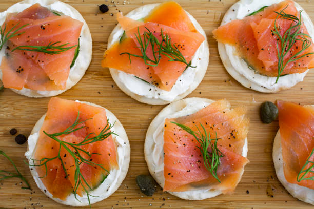 canapés de salmón ahumado con queso crema y eneldo - smoked salmon cooking copy space food fotografías e imágenes de stock