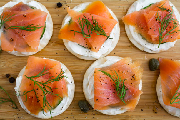 canape di salmone affumicato con crema di formaggio e aneto - smoked salmon cooking copy space food foto e immagini stock