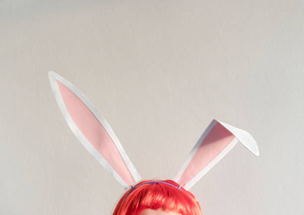 концепция праздника пасхи с копировальной прометь - easter easter bunny fun humor стоковые фото и изображения