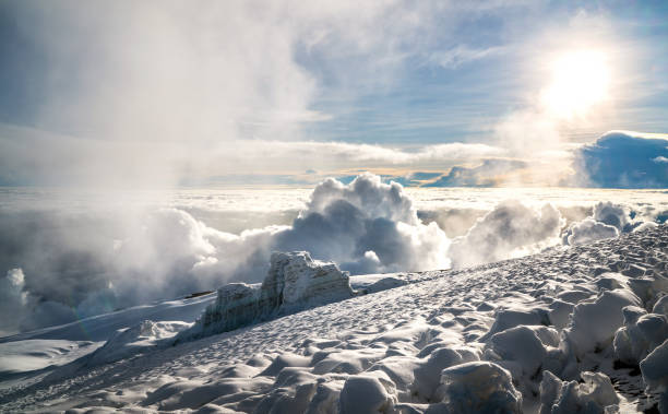 vista de tirar o fôlego de um céu e geleira sobre nuvens na montanha kilimanjaro de 5895m - o ponto mais alto do continente africano e a mais alta montanha livre do mundo. tanzânia. - 5895 - fotografias e filmes do acervo