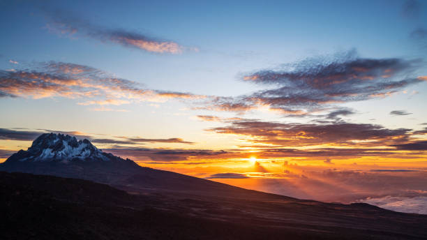 vue à couper le souffle du ciel matinal de lever de soleil avec le sommet de montagne de mawenzi 5148m - le 4ème plus haut sommet en afrique. parc national du kilimandjaro, tanzanie. - uhuru peak photos et images de collection