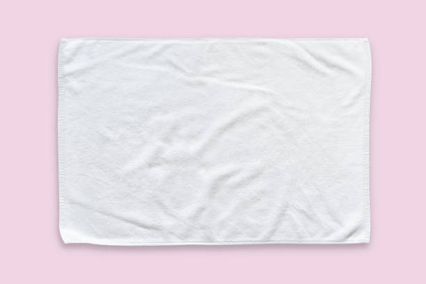 asciugamano in cotone bianco mock up modello tergicristallo isolato su sfondo rosa pastello con percorso di ritaglio, vista piano lay piatta - domestic kitchen towel dish cloth rag foto e immagini stock