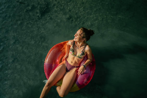 наслаждаюсь моими летними каникулами - floating on water water women wet стоковые фото и изображения