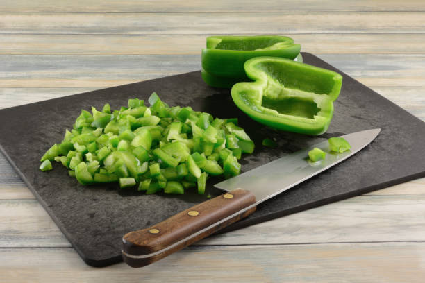 cortando pimentões verdes - chopped green bell pepper pepper bell pepper - fotografias e filmes do acervo