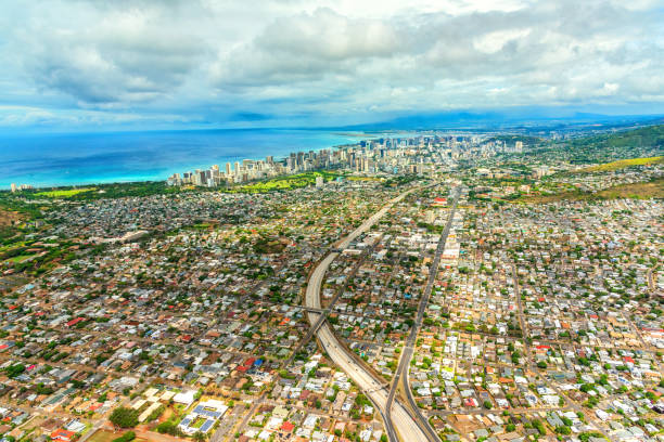 freeway to downtown honolulu - hawaii islands tropical climate mountain residential structure imagens e fotografias de stock