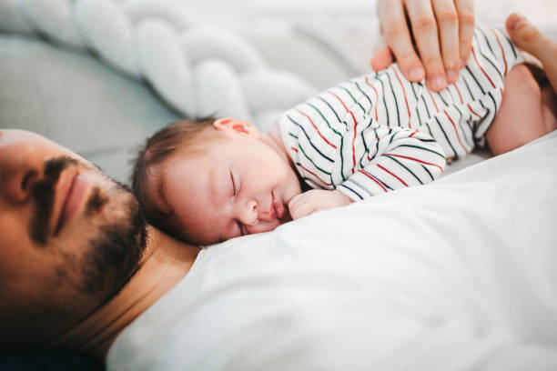 padre e figlio - sleeping baby foto e immagini stock