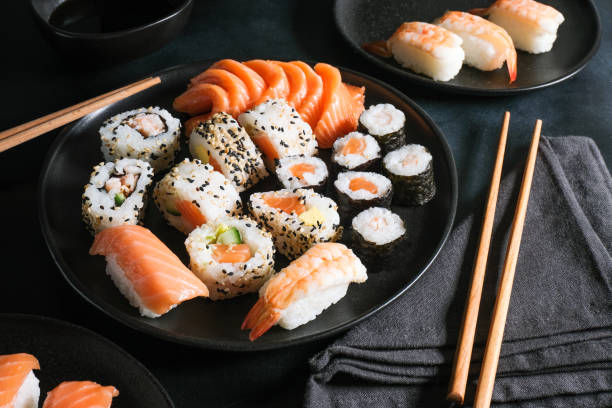 연어, 아보카도를 곁들인 초밥 롤 세트 - food wasabi vegetable tuna 뉴스 사진 이미지