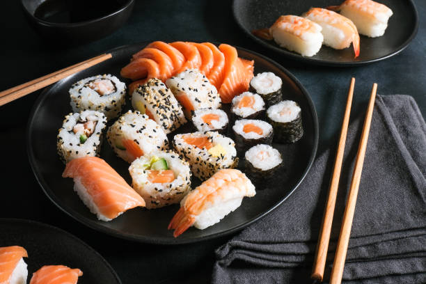 zestaw sushi roll z łososiem, awokado - sushi zdjęcia i obrazy z banku zdjęć