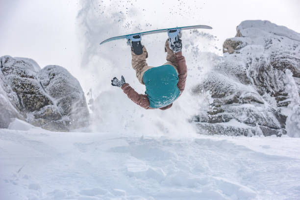 snowboarder hacer truco con salto en la nieve polvo - back somersault fotografías e imágenes de stock