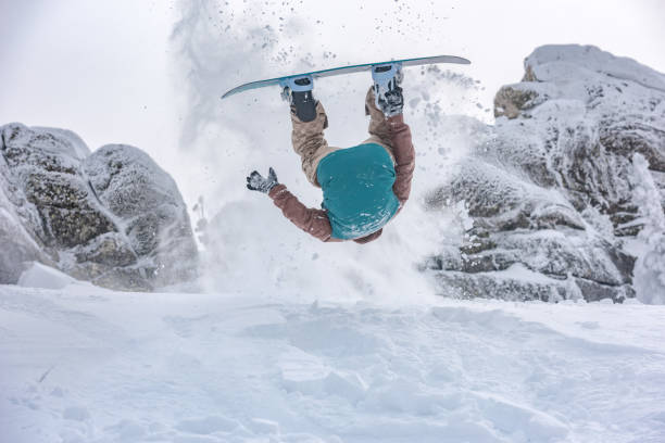 snowboarder faz truque com salto na neve em pó - back somersault - fotografias e filmes do acervo