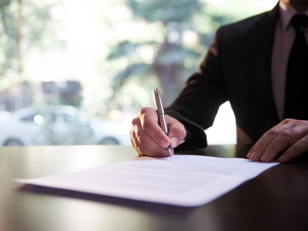 biznesmen podpisanie umowy lub dokumenty prawne - condition text magnifying glass contract zdjęcia i obrazy z banku zdjęć