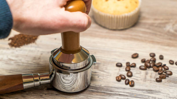 trafiquer le café à l’intérieur du portafilter - tampering photos et images de collection