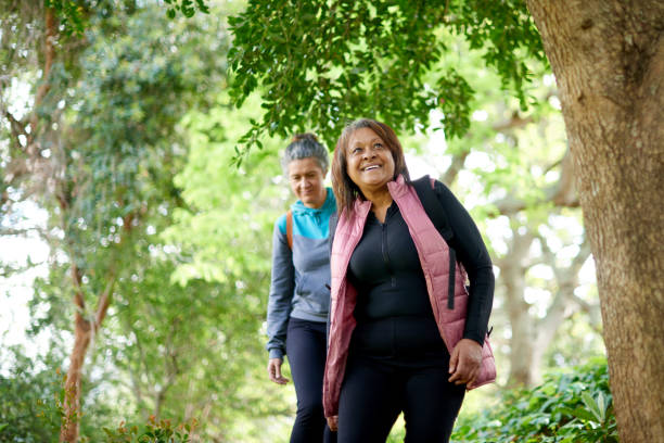 직장에서 은퇴하지 않고, 인생에서 은퇴 - hiking mature adult women senior adult 뉴스 사진 이미지