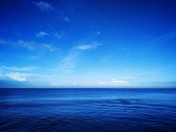 océano azul y cielo despejado - xero fotografías e imágenes de stock