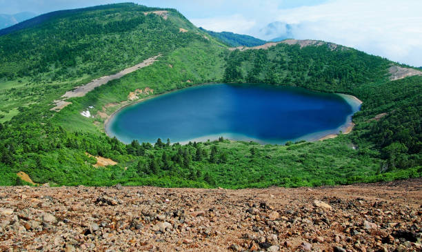 японское озеро кальдера,госики-нума (так называемые глаза ведьмы)), фукусима - вулканология стоковые фото и изображения