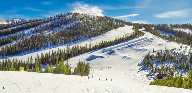 encosta montanhosa na estação de esqui do colorado com parque de terrenos - colorado skiing usa color image - fotografias e filmes do acervo