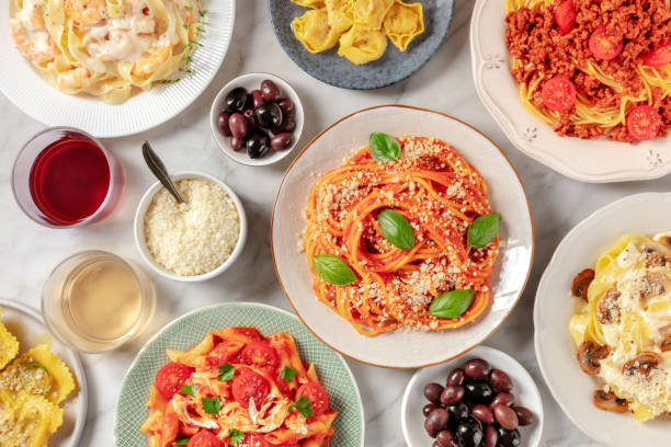 паста, различные блюда, накладные плоские лежал выстрел, итальянская еда - dishware pasta tagliatelle beef стоковые фото и изображения