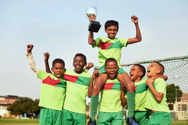 ¡el trofeo es nuestro! - winning achievement award little boys fotografías e imágenes de stock