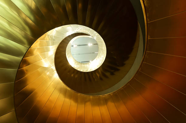 spiralkurventreppe in goldener farbe - spiral staircase circle steps staircase stock-fotos und bilder