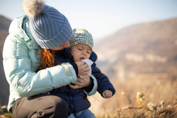 그가 지저분한 얻을 때까지 연주 - baby wipe rubbing cleaning human hand 뉴스 사진 이미지