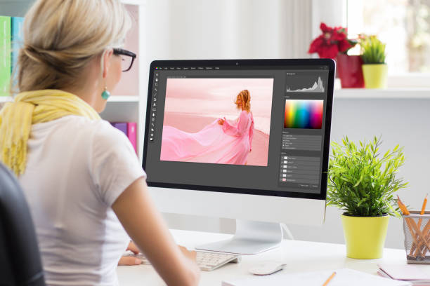 grafik-design-künstler bearbeiten foto auf dem computer - computer monitor computer women graphic designer stock-fotos und bilder