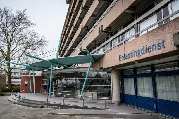 entrada al edificio de la oficina de impuestos belastingdienst en zwolle - quit scene fotografías e imágenes de stock