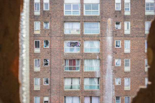 ロンドンのグラハムパークエステートの壊れた窓から見た古い評議会のブロック - house housing development uk housing problems ストックフォトと画像