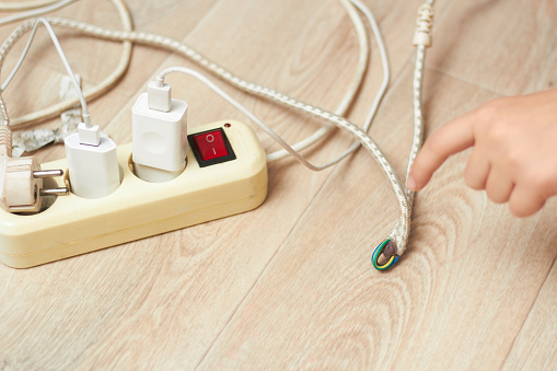 Damaged wire extension cord for children is not a toy life-threatening.