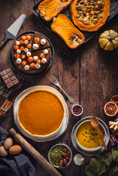 jesienny posiłek z dyni z ciastem z dyni, zupą z dyni i ciastem czekoladowym z dyni - thanksgiving vegetarian food pumpkin soup zdjęcia i obrazy z banku zdjęć