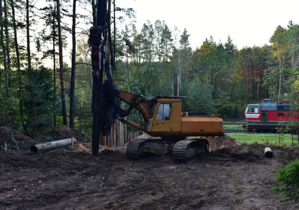 martelo hidráulico vibrando na área da floresta. martelo de queda livre movido hidráulica para condução de impacto de tubos de aço - mining drill geotechnical borehole - fotografias e filmes do acervo