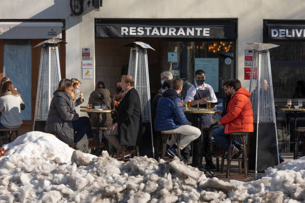 menschen essen tapas und trinken bier nach filomena, madrid. - people winter urban scene chair stock-fotos und bilder