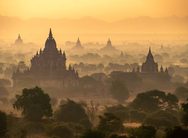 日の出のバガンの寺院、バガン、ミャンマー - shwezigon paya ストックフォトと画像