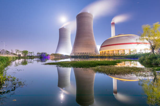 centrale électrique moderne produisant de la chaleur - nuclear power station photos et images de collection
